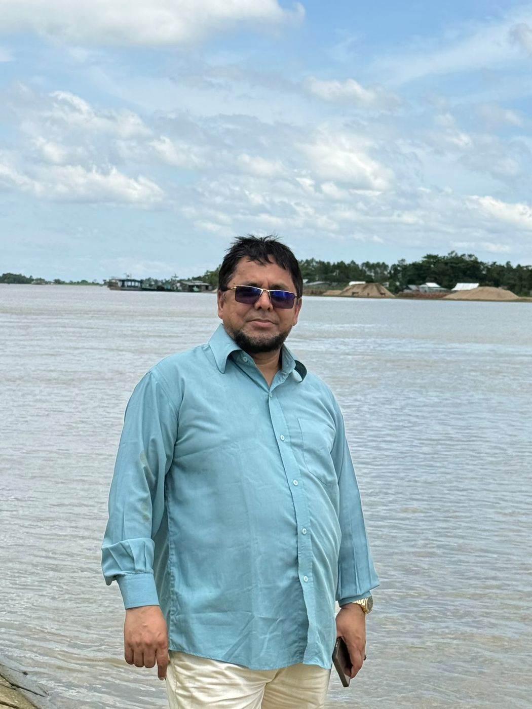 হাওরের বিশাল নদীর পাড়ে
