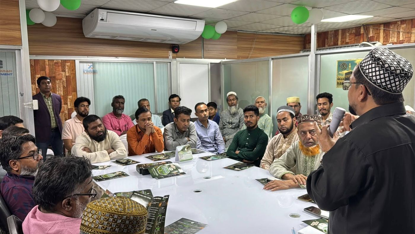 প্রবাসী এগ্রো রিসোর্টের পরিচিতি সভা, টেবিলে ব্রোশিওর